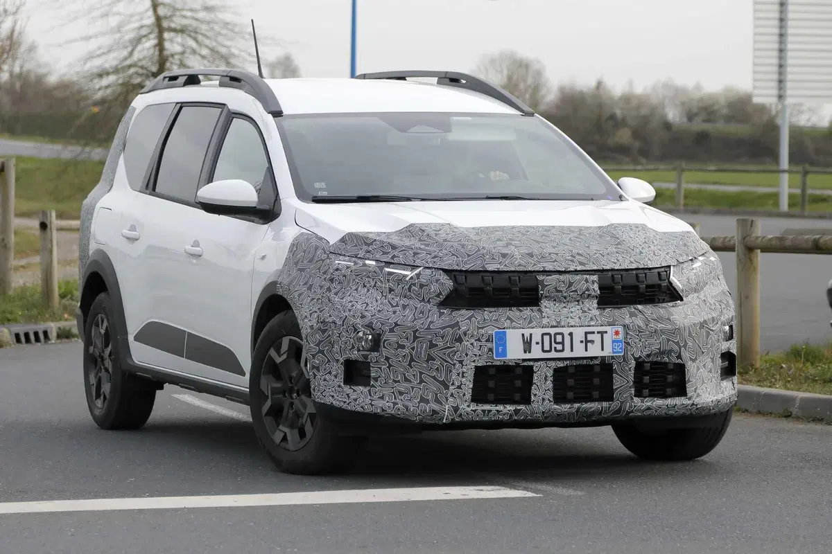 Dacia Jogger 2026: restyling in arrivo, più tecnologia e motori aggiornati [Foto Spia]