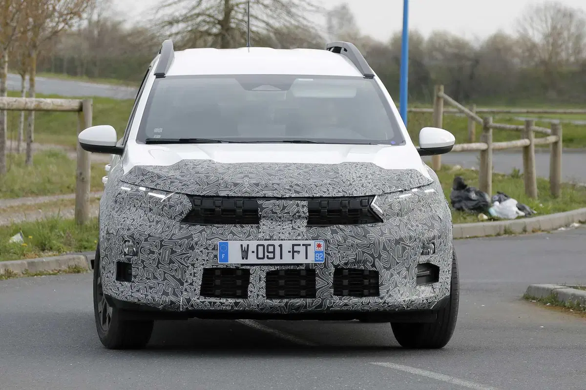 Dacia Jogger 2026: restyling in arrivo, più tecnologia e motori aggiornati [Foto Spia] (2)