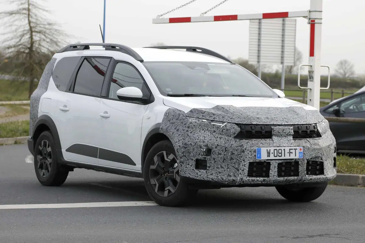 Dacia Jogger 2026: restyling in arrivo, più tecnologia e motori aggiornati [Foto Spia] (3)