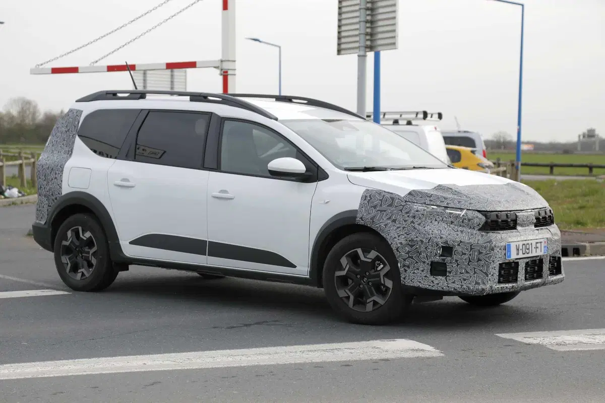 Dacia Jogger 2026: restyling in arrivo, più tecnologia e motori aggiornati [Foto Spia] (4)
