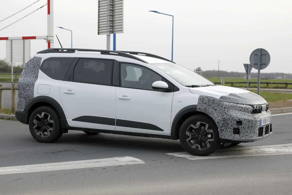 Dacia Jogger 2026: restyling in arrivo, più tecnologia e motori aggiornati [Foto Spia] (5)