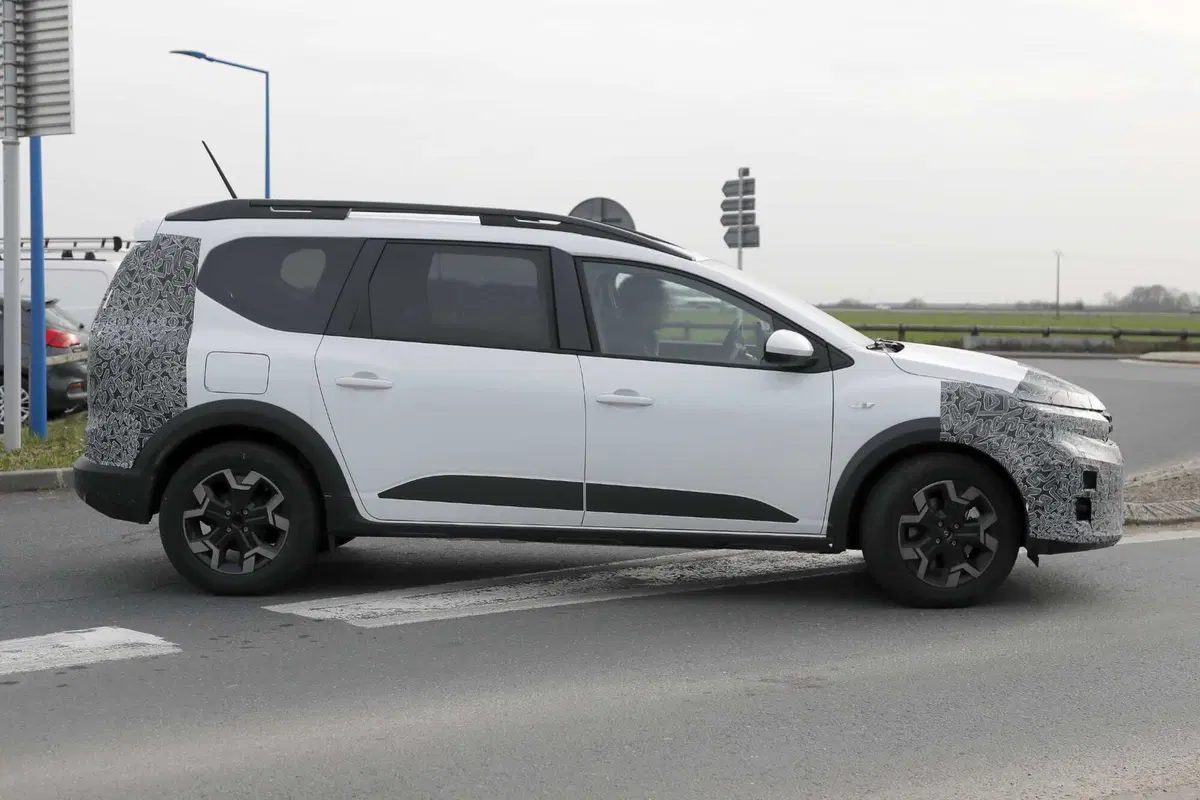 Dacia Jogger 2026: restyling in arrivo, più tecnologia e motori aggiornati [Foto Spia] (6)