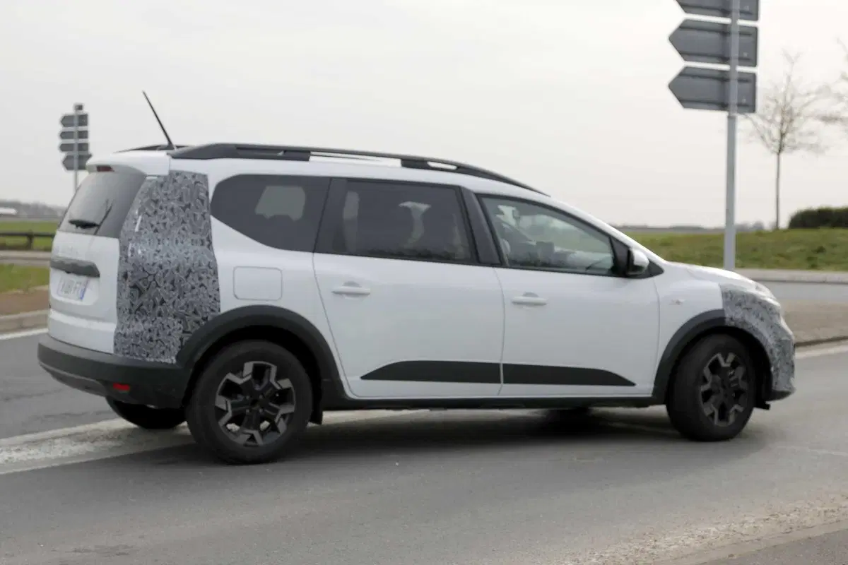 Dacia Jogger 2026: restyling in arrivo, più tecnologia e motori aggiornati [Foto Spia] (7)