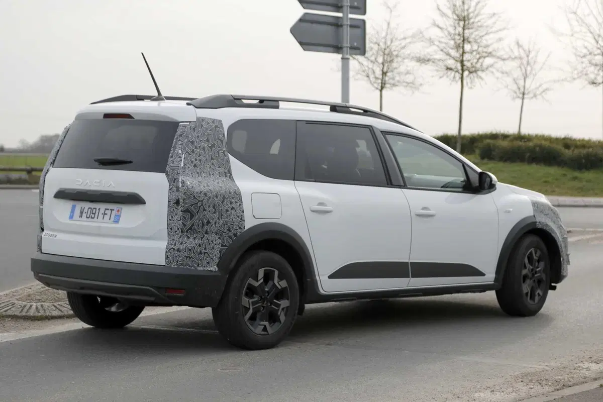 Dacia Jogger 2026: restyling in arrivo, più tecnologia e motori aggiornati [Foto Spia] (8)