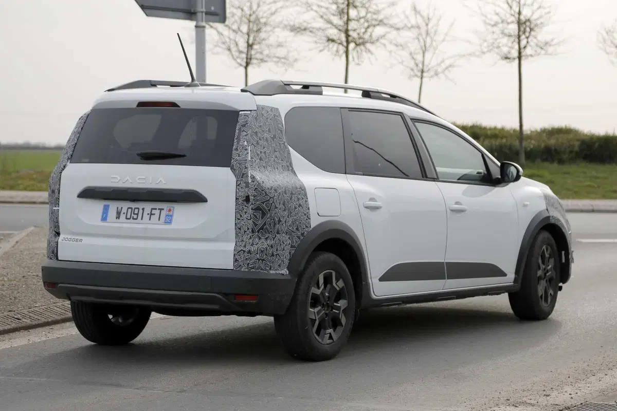 Dacia Jogger 2026: restyling in arrivo, più tecnologia e motori aggiornati [Foto Spia] (9)