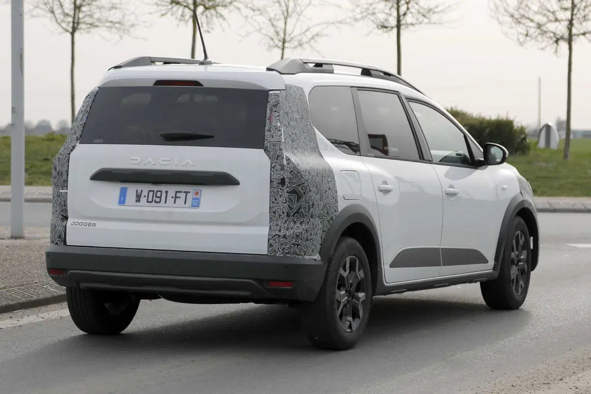 Dacia Jogger 2026: restyling in arrivo, più tecnologia e motori aggiornati [Foto Spia] (10)