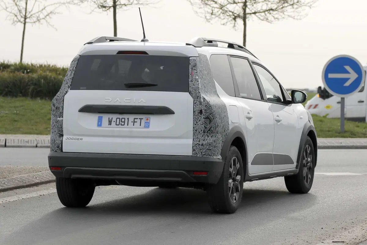 Dacia Jogger 2026: restyling in arrivo, più tecnologia e motori aggiornati [Foto Spia] (11)
