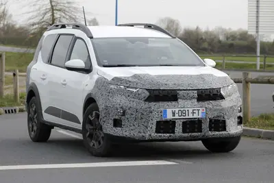 Dacia Jogger 2026: restyling in arrivo, pi&ugrave; tecnologia e motori aggiornati [Foto Spia]