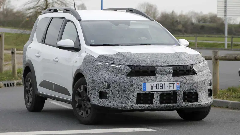 Dacia Jogger 2026: restyling in arrivo, pi&ugrave; tecnologia e motori aggiornati [Foto Spia]