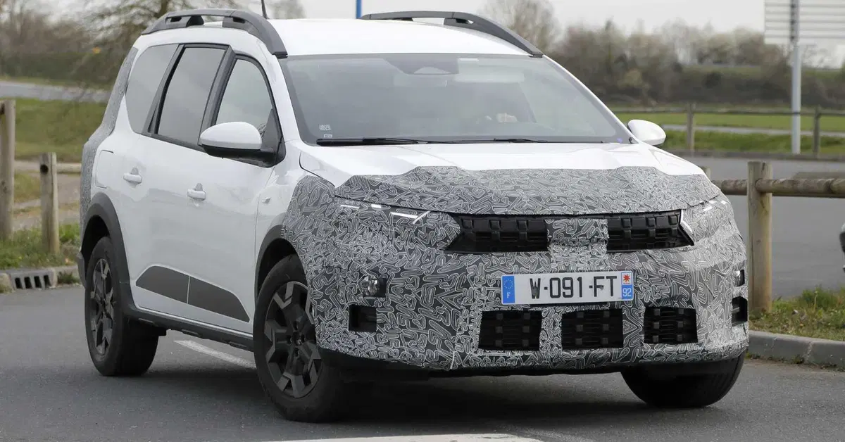 Dacia Jogger 2026: restyling in arrivo, pi&ugrave; tecnologia e motori aggiornati [Foto Spia]