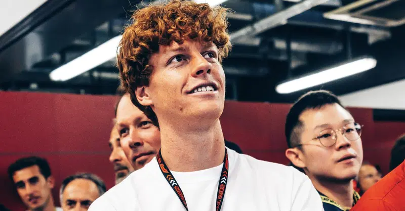 Jannik Sinner e il sogno mai realizzato di correre in F1: "Amo i motori, ma costava troppo iniziare"