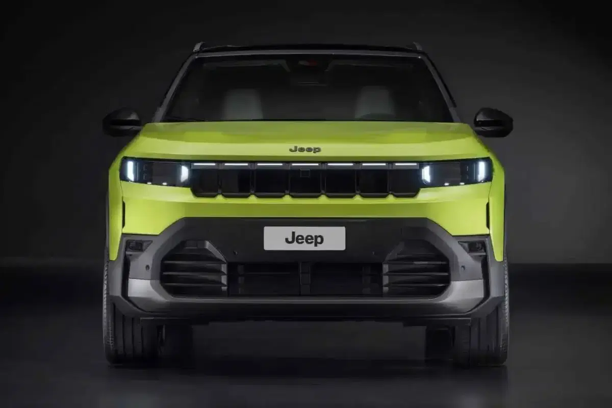 Nuova Jeep Compass 2025: prime immagini trapelate per la versione elettrica, ibrida e plug-in (4)
