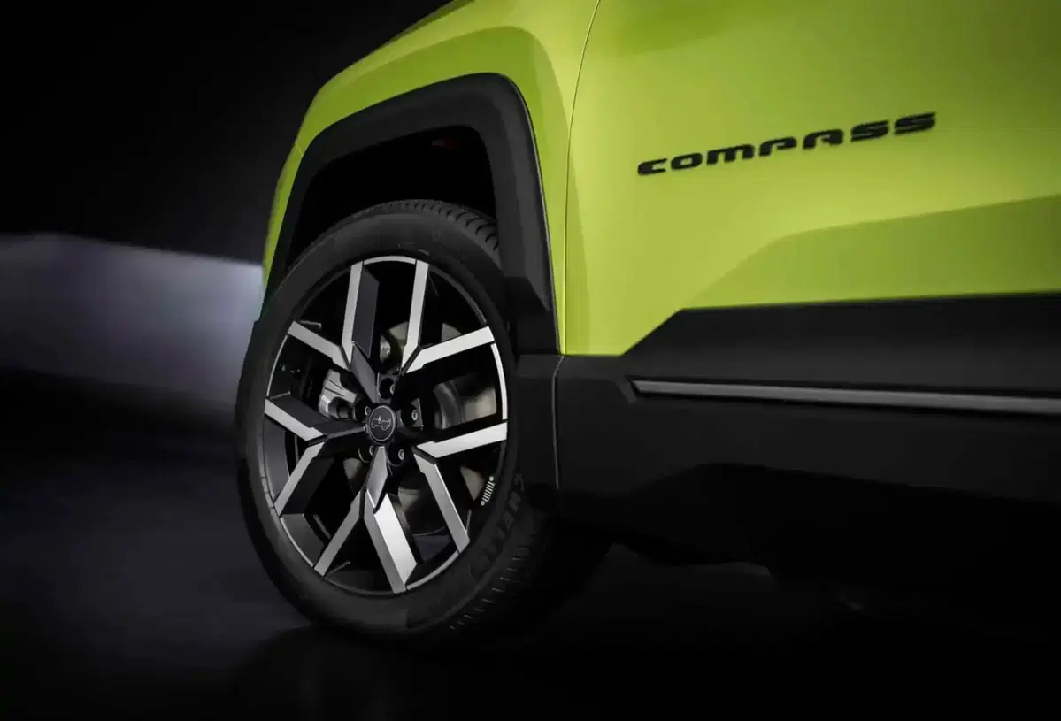 Nuova Jeep Compass 2025: prime immagini trapelate per la versione elettrica, ibrida e plug-in (6)