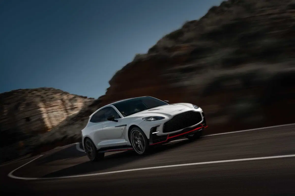 Aston Martin DBX S: 727 CV, la più potente della Hypersuv