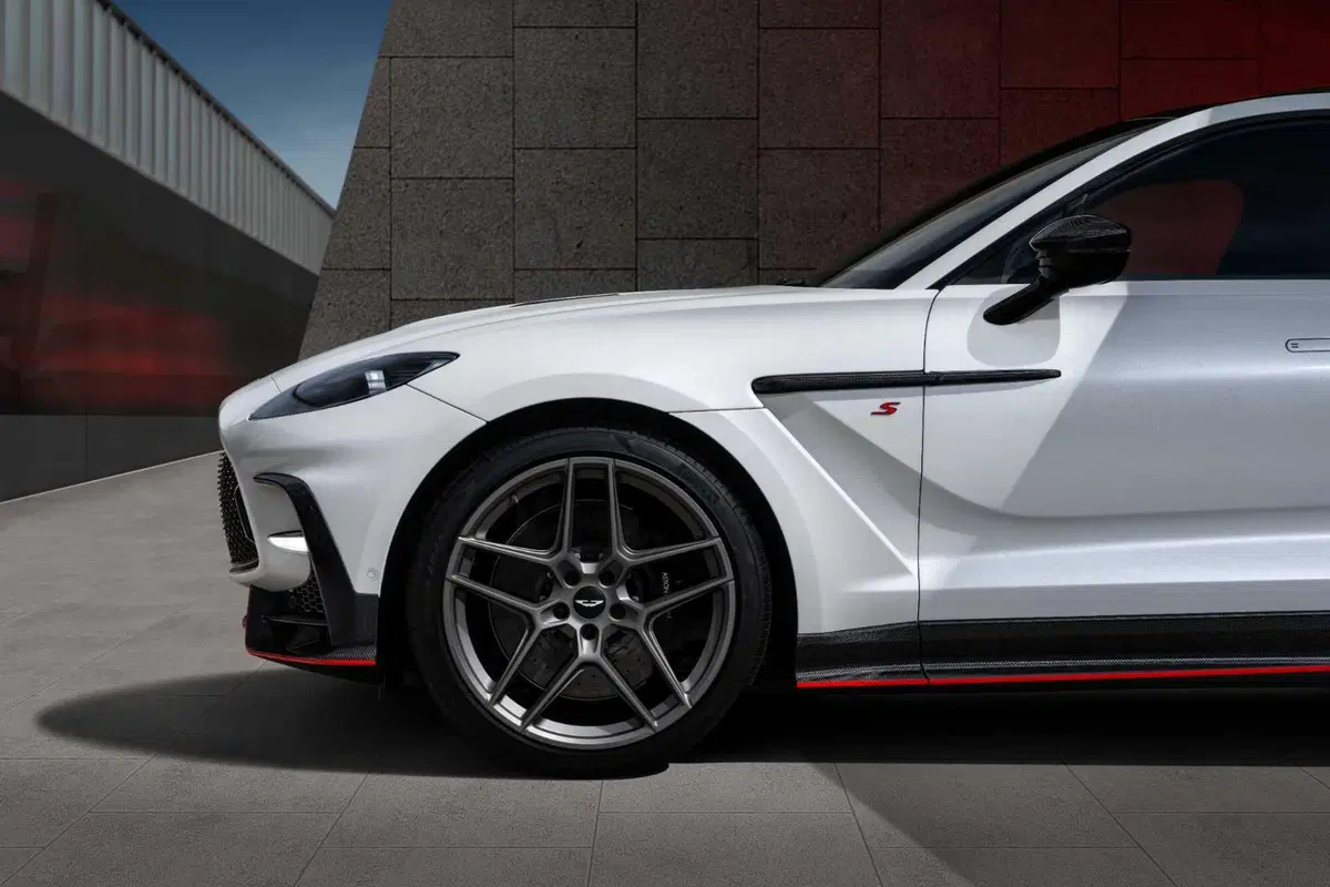 Aston Martin DBX S: 727 CV, la più potente della Hypersuv (7)