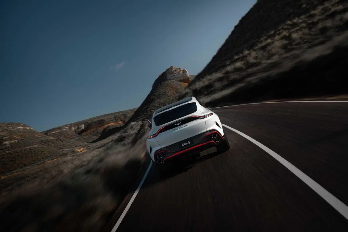 Aston Martin DBX S: 727 CV, la più potente della Hypersuv (4)
