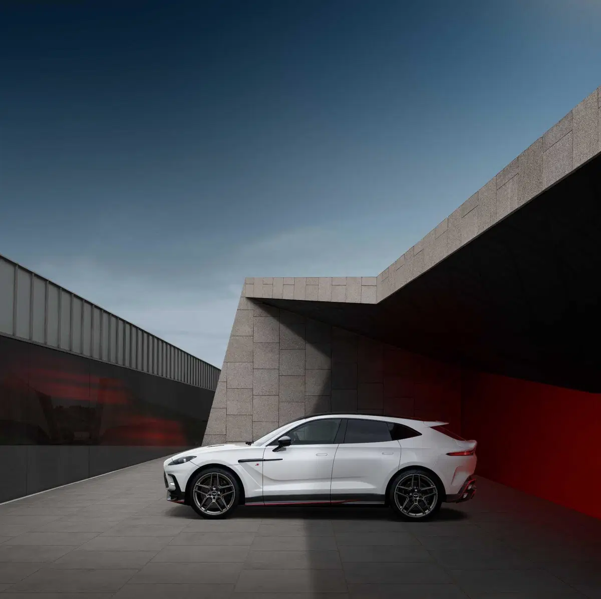 Aston Martin DBX S: 727 CV, la più potente della Hypersuv (6)