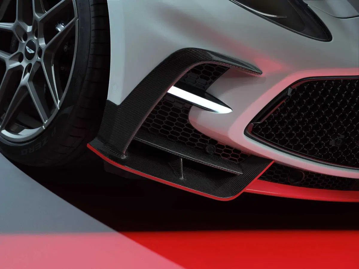 Aston Martin DBX S: 727 CV, la più potente della Hypersuv (16)