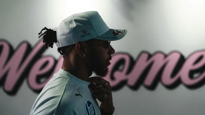 F1. GP Miami, Hamilton: "Sto lavorando sodo per adattarmi a questa Ferrari. Far&ograve; di tutto per accorciare i tempi"
