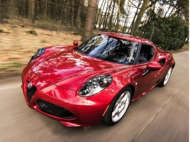 Auto rosse: l'Alfa Romeo 4C attira tutti