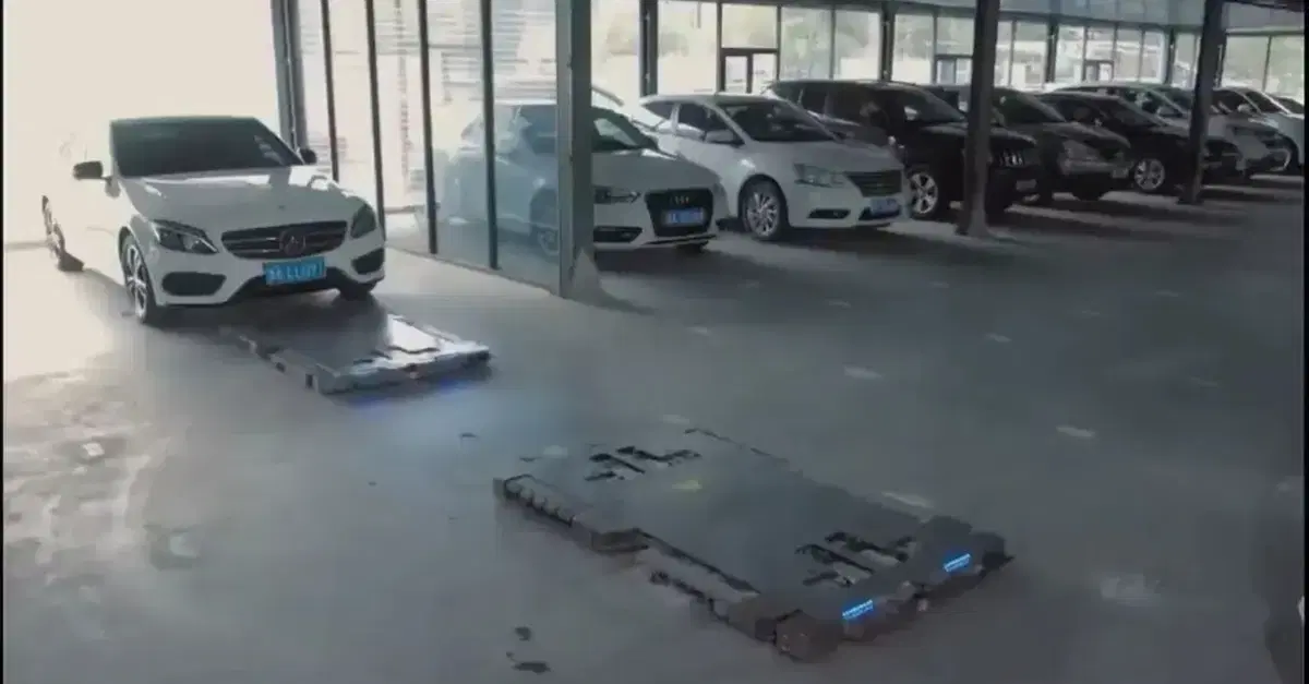 Il parcheggiatore - robot in Cina sposta le auto da solo