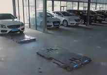 Il parcheggiatore - robot in Cina sposta le auto da solo