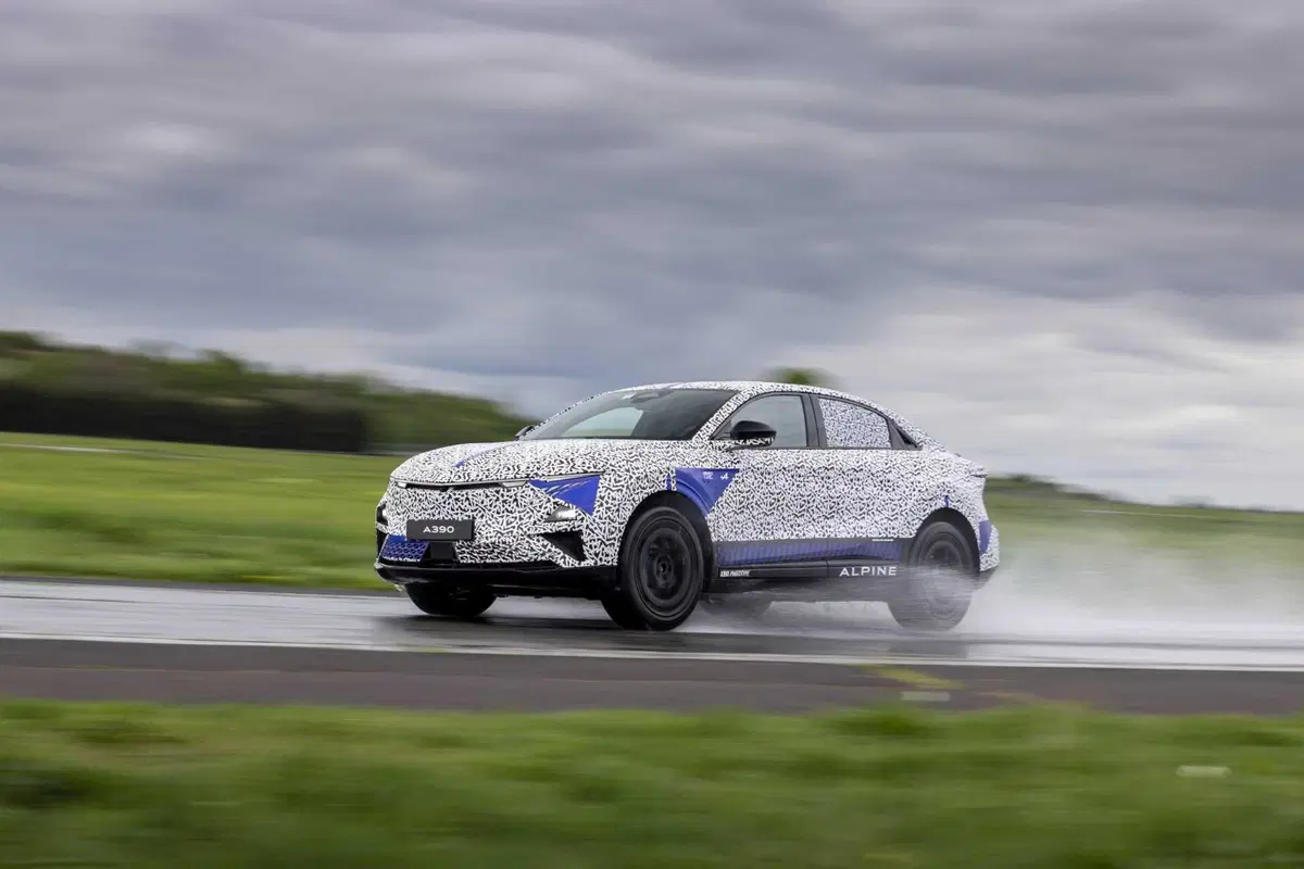 Alpine A390: la fastback elettrica è in arrivo, prossimo appuntamento il 27 maggio