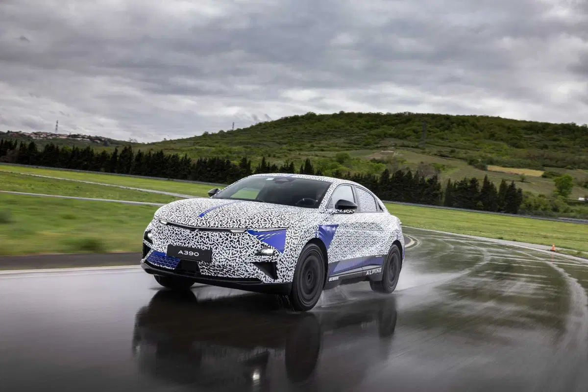 Alpine A390: la fastback elettrica è in arrivo, prossimo appuntamento il 27 maggio (2)
