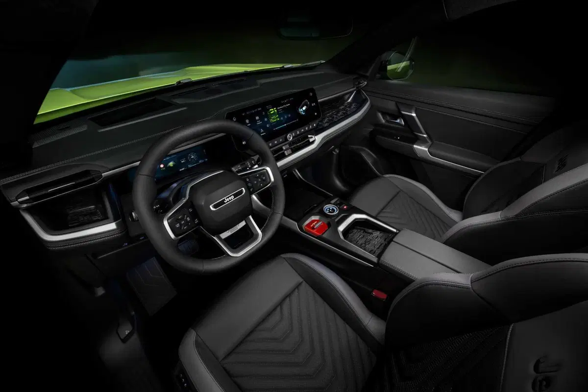 Nuova Jeep Compass 2025: prime immagini trapelate per la versione elettrica, ibrida e plug-in (2)