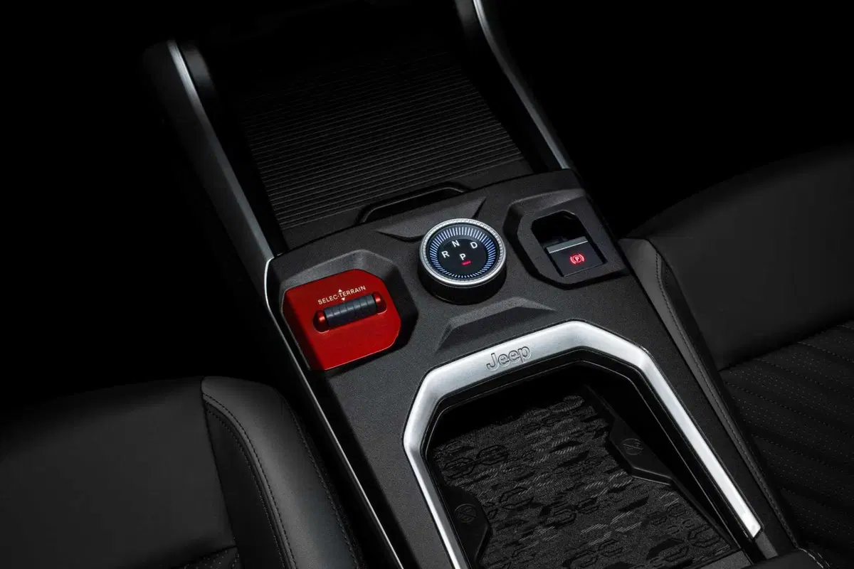 Nuova Jeep Compass 2025: prime immagini trapelate per la versione elettrica, ibrida e plug-in (7)