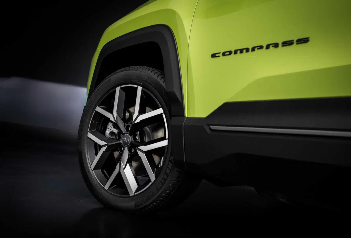 Nuova Jeep Compass 2025: prime immagini trapelate per la versione elettrica, ibrida e plug-in (9)