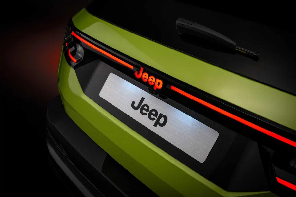 Nuova Jeep Compass 2025: prime immagini trapelate per la versione elettrica, ibrida e plug-in (10)