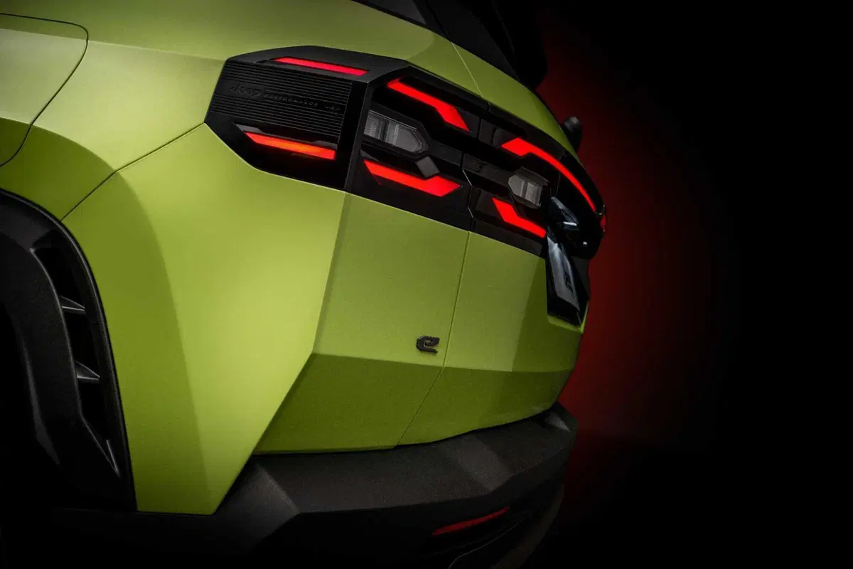 Nuova Jeep Compass 2025: prime immagini trapelate per la versione elettrica, ibrida e plug-in (11)