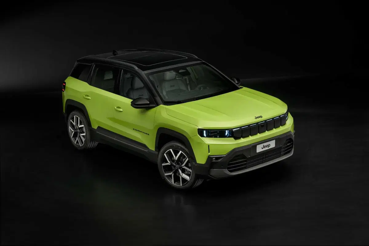Nuova Jeep Compass 2025: prime immagini trapelate per la versione elettrica, ibrida e plug-in (12)