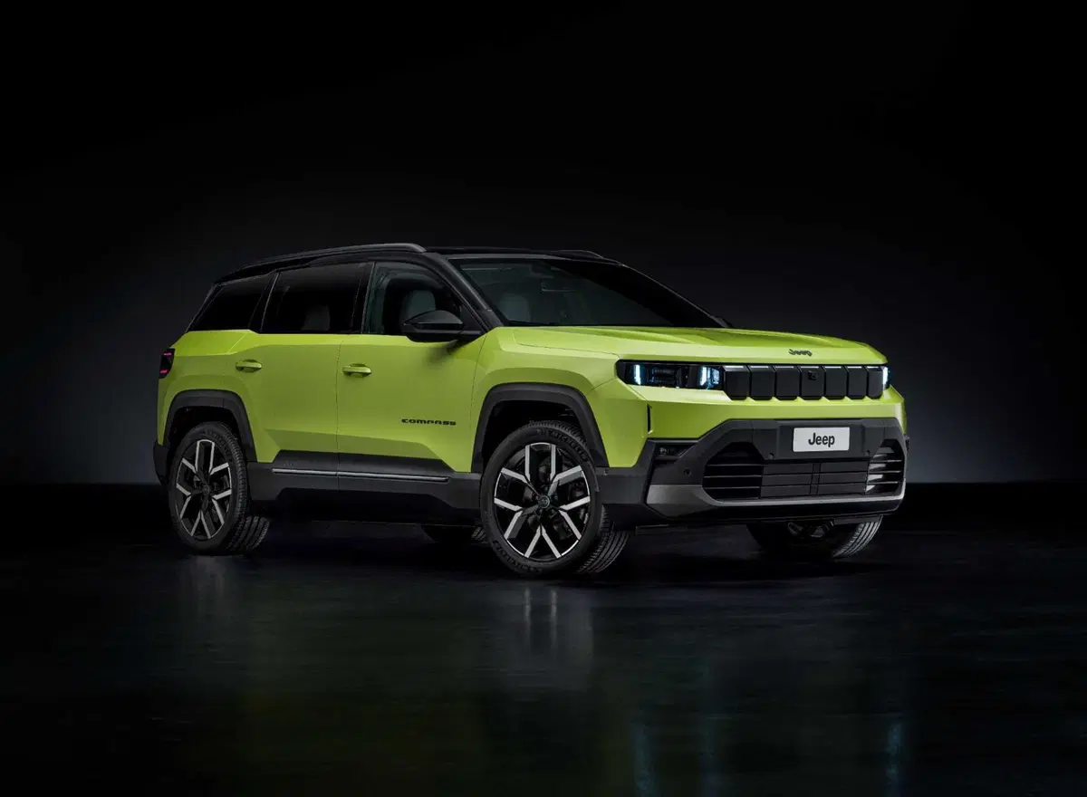 Nuova Jeep Compass 2025: prime immagini trapelate per la versione elettrica, ibrida e plug-in (13)