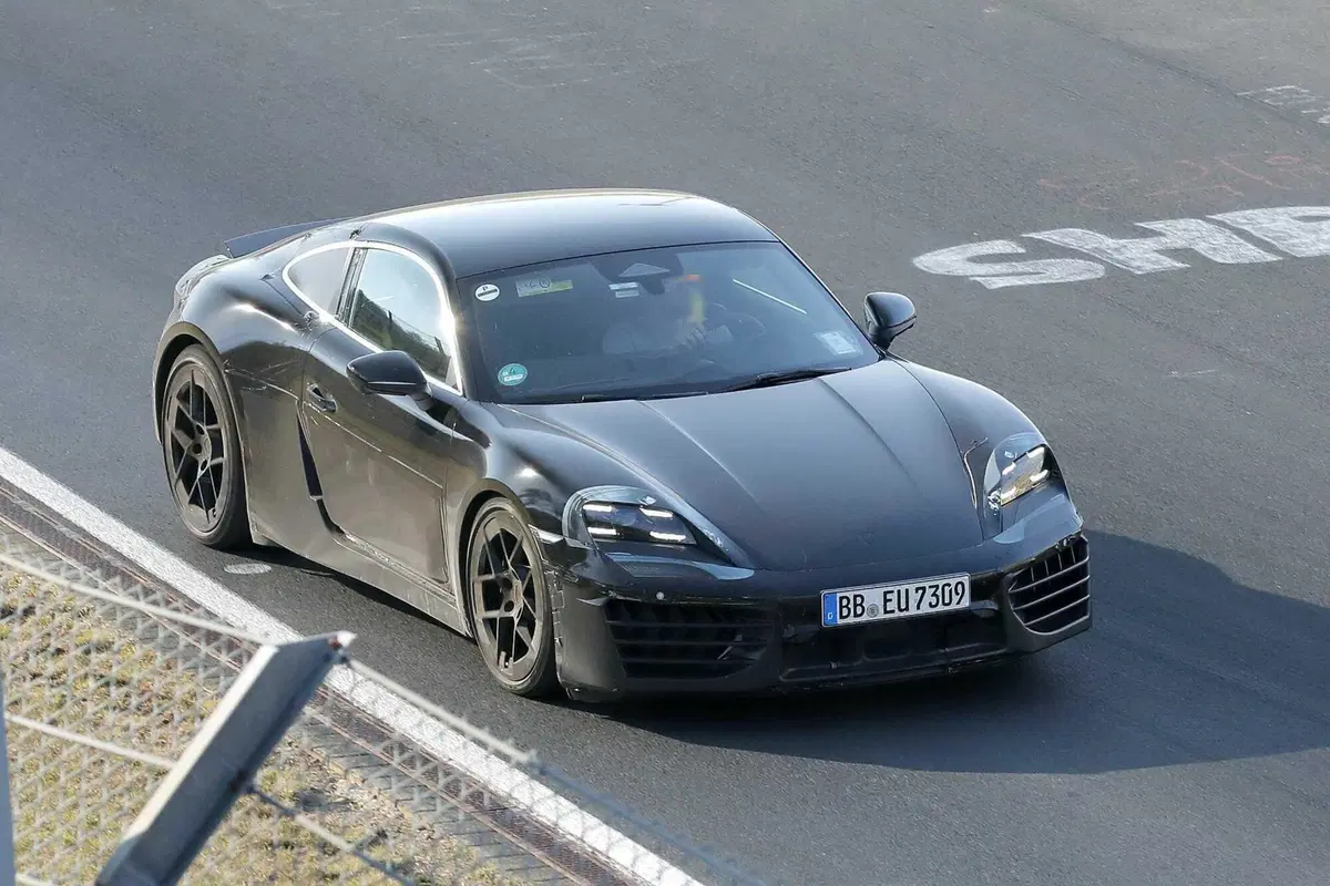 Porsche 718 Cayman: la sportiva elettrica che segna una nuova era arriva nel 2026 [Foto Spia] (2)