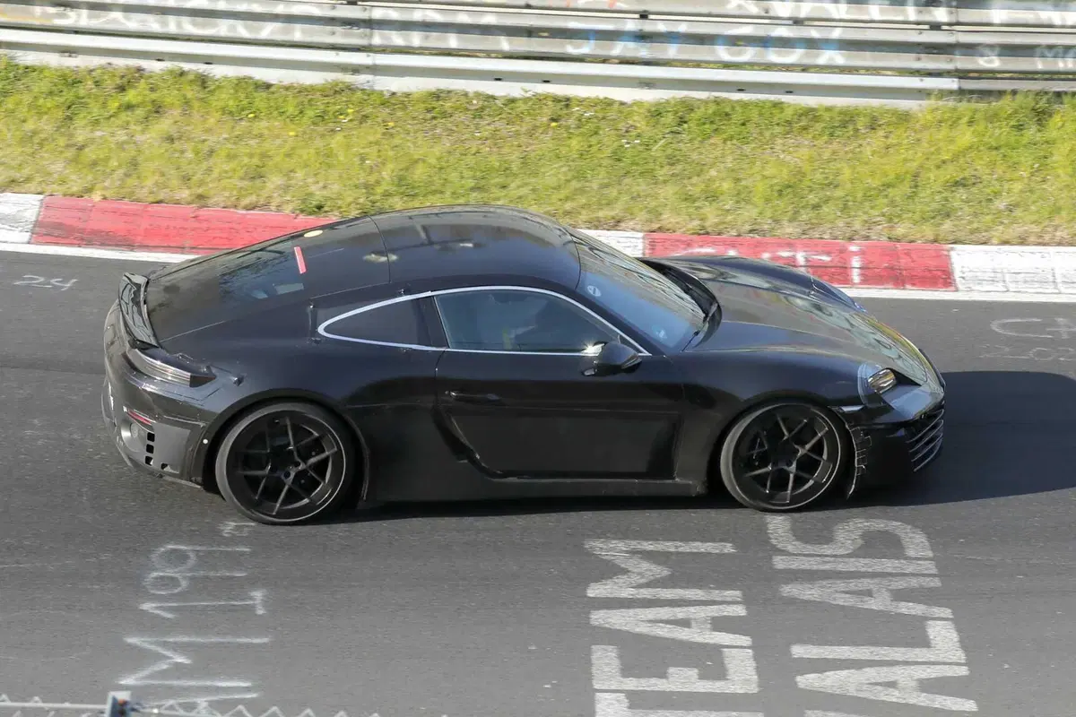 Porsche 718 Cayman: la sportiva elettrica che segna una nuova era arriva nel 2026 [Foto Spia] (6)