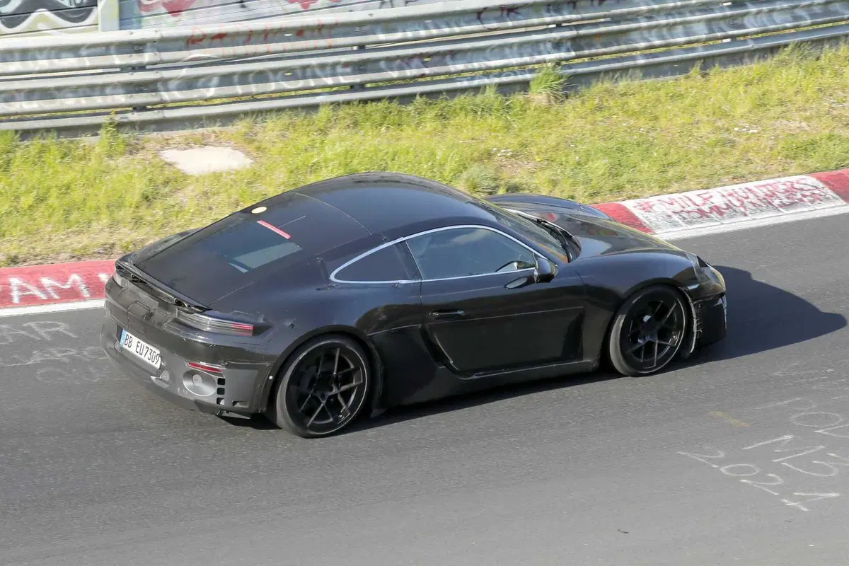 Porsche 718 Cayman: la sportiva elettrica che segna una nuova era arriva nel 2026 [Foto Spia] (7)