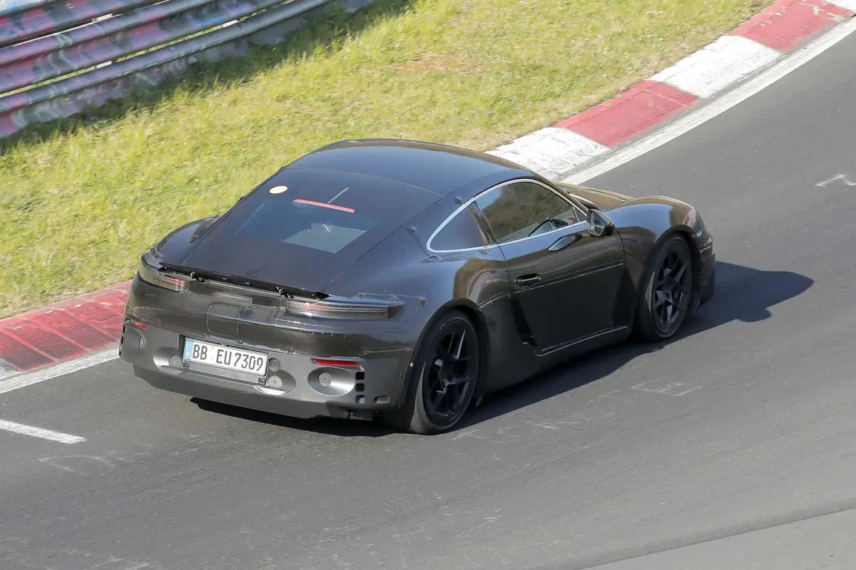 Porsche 718 Cayman: la sportiva elettrica che segna una nuova era arriva nel 2026 [Foto Spia] (8)