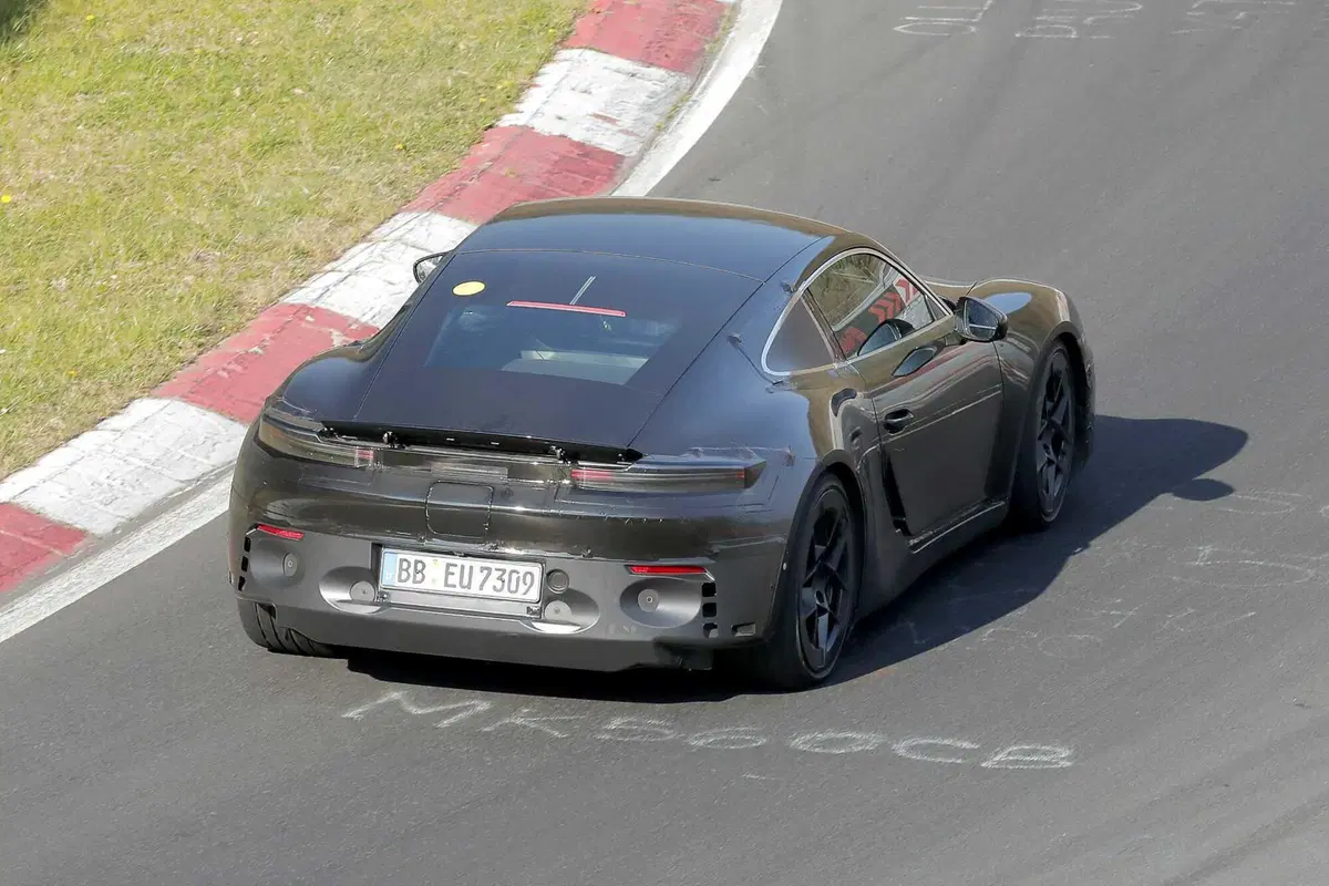Porsche 718 Cayman: la sportiva elettrica che segna una nuova era arriva nel 2026 [Foto Spia] (9)