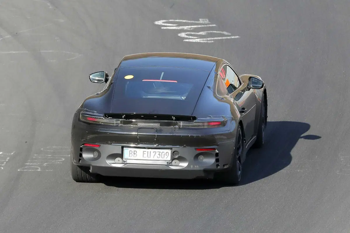 Porsche 718 Cayman: la sportiva elettrica che segna una nuova era arriva nel 2026 [Foto Spia] (10)