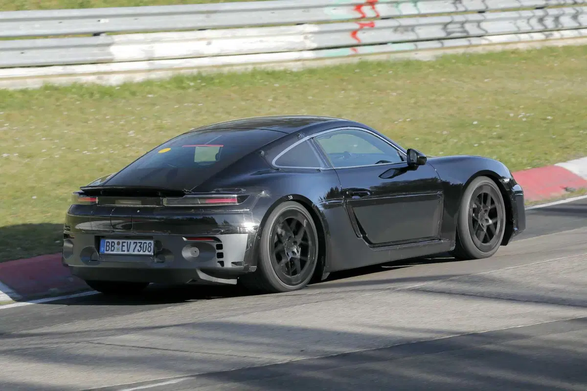 Porsche 718 Cayman: la sportiva elettrica che segna una nuova era arriva nel 2026 [Foto Spia] (13)