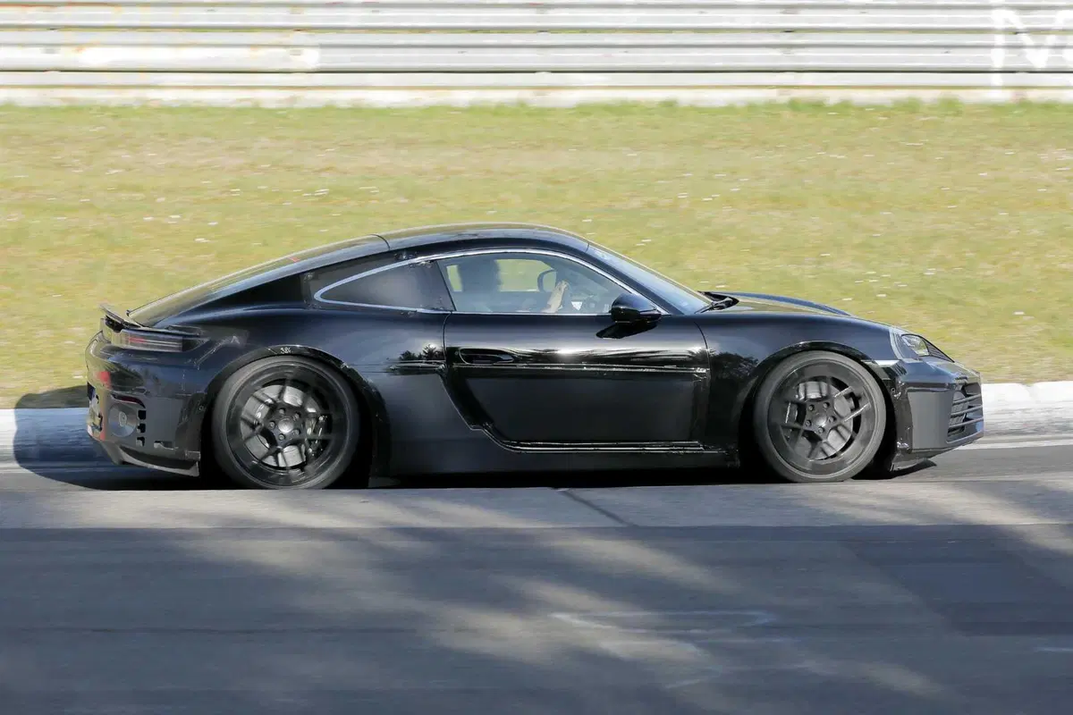 Porsche 718 Cayman: la sportiva elettrica che segna una nuova era arriva nel 2026 [Foto Spia] (14)