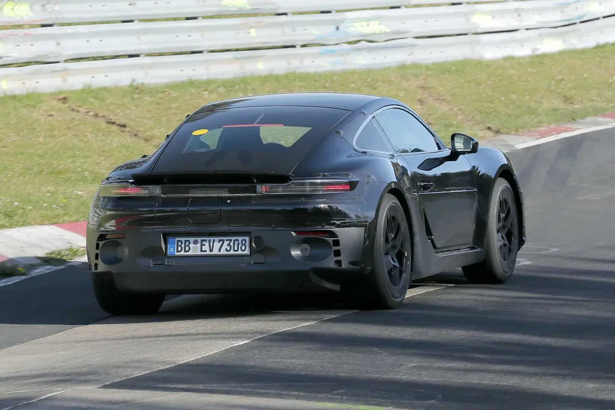 Porsche 718 Cayman: la sportiva elettrica che segna una nuova era arriva nel 2026 [Foto Spia] (15)