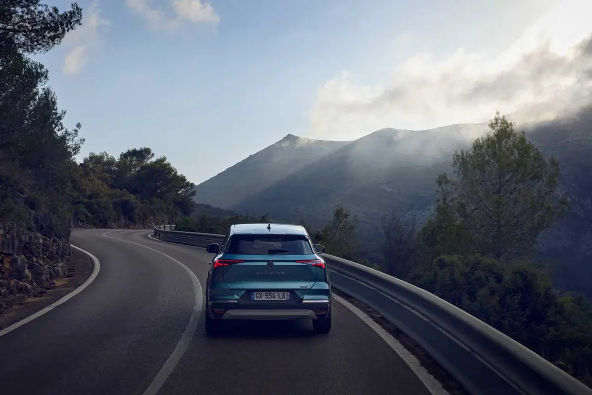Renault accelera sull’ibrido: svelato il nuovo E-Tech da 160 Cv per Captur e Symbioz (13)