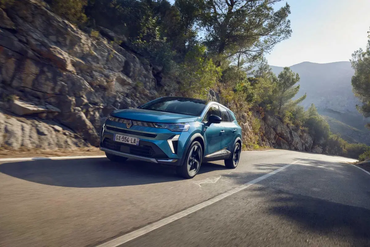 Renault accelera sull’ibrido: svelato il nuovo E-Tech da 160 Cv per Captur e Symbioz (15)