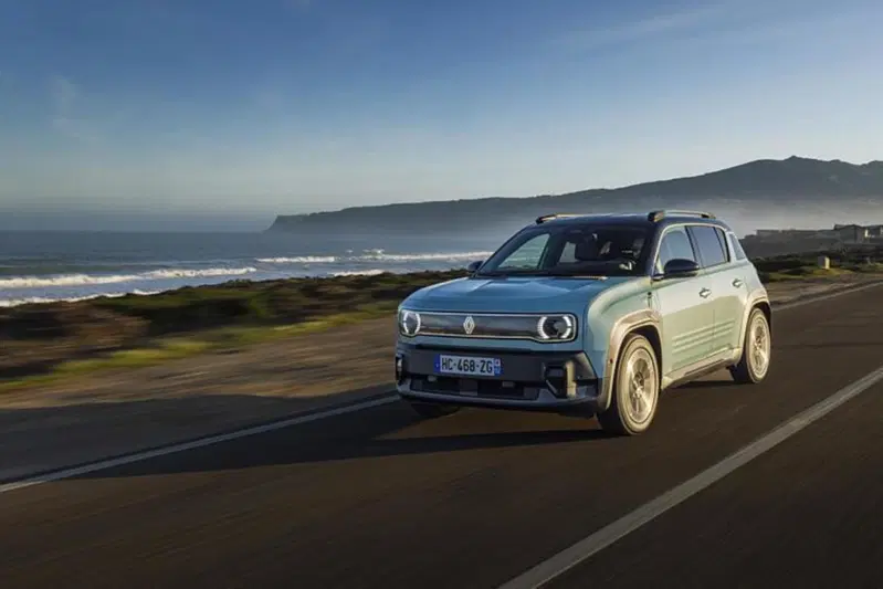 La Renault 4 ha 122 CV e una batteria da 52 kWh