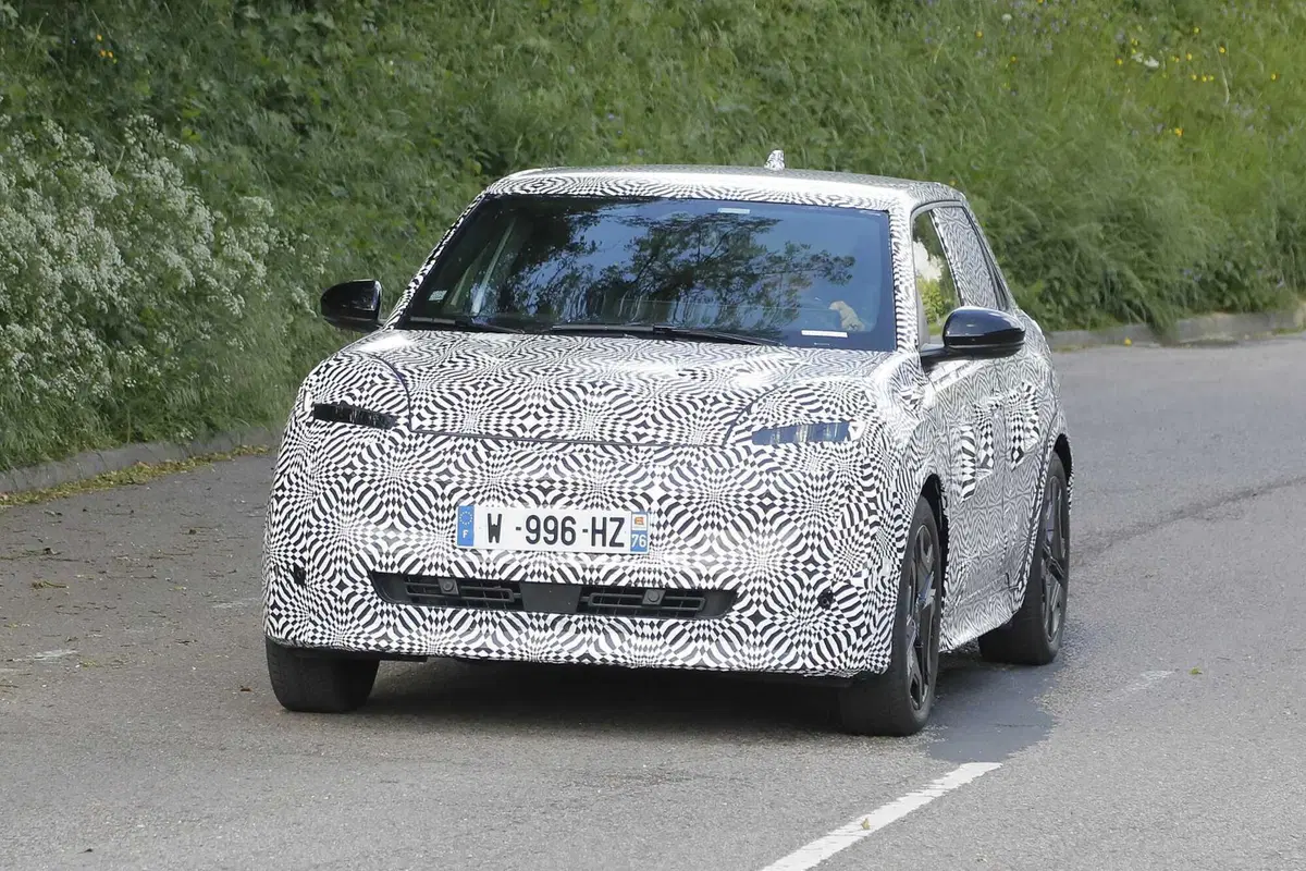 Nuova Nissan Micra elettrica: la nippo-francese debutta entro l’anno [Foto Spia]