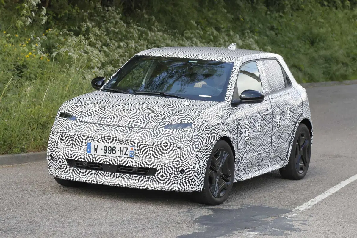 Nuova Nissan Micra elettrica: la nippo-francese debutta entro l’anno [Foto Spia] (2)