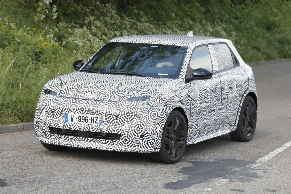 Nuova Nissan Micra elettrica: la nippo-francese debutta entro l’anno [Foto Spia] (3)